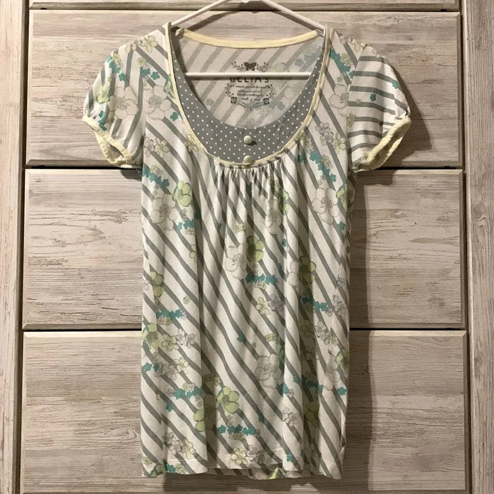 Delia’s Capped Sleeved Top - Picture 1 of 5